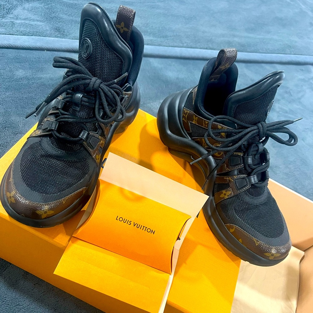 Louis Vuitton sneakers 
Size 41